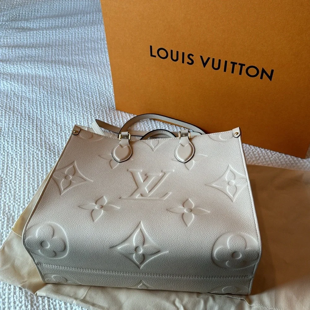 Louis Vuitton OnTheGo MM Cream Tote w/ box and dust bag - Picture 14 of 16